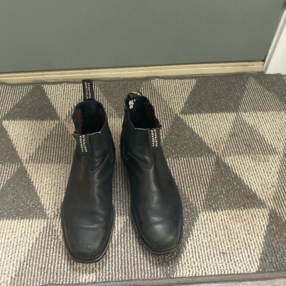 Men’s black chisel toe blundstone boots